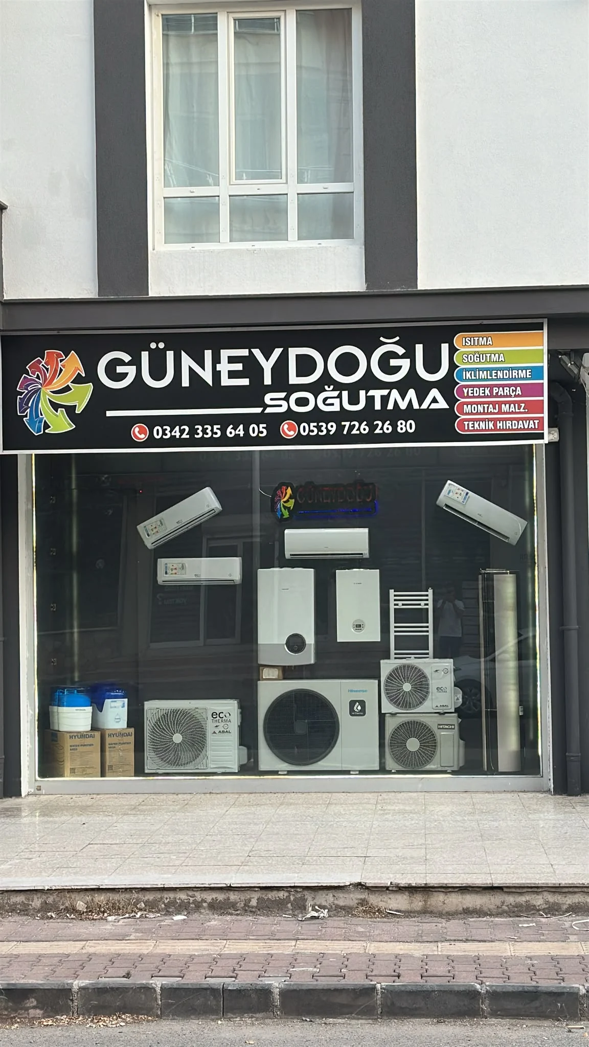 Güneydoğu Soğutma mağazası; tabelası ve vitrindeki klima, ısıtma ve soğutma ürünleri